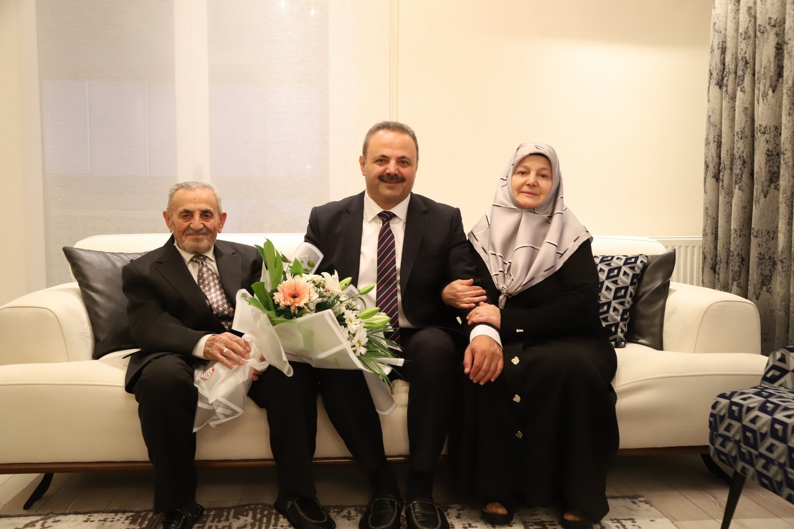 Babasını ziyaret eden Rektör Arıbaş: Öğretmenlik bir ömür  boyu süren kutsal bir meslektir